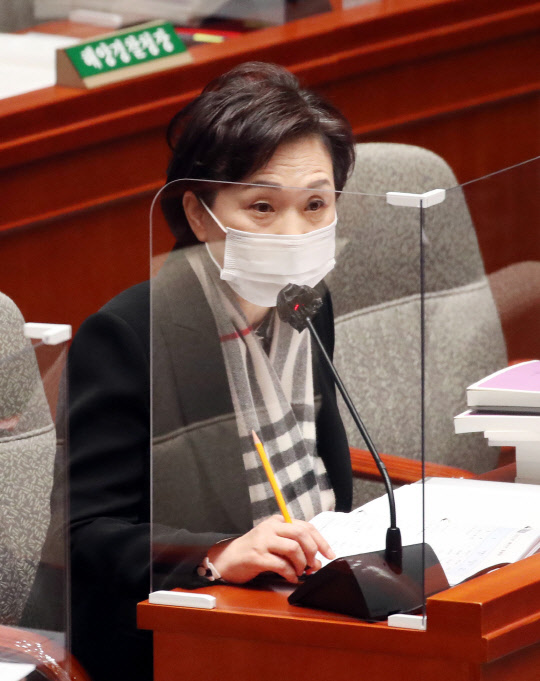 김현미 장관이 9일 국회 예결위 전체회의에서 답변하고 있다.   연합뉴스